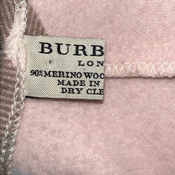 Burberry Upcycled pale pink Novacheck cashmere and merino wool fringed poncho - Picture 2 of 7